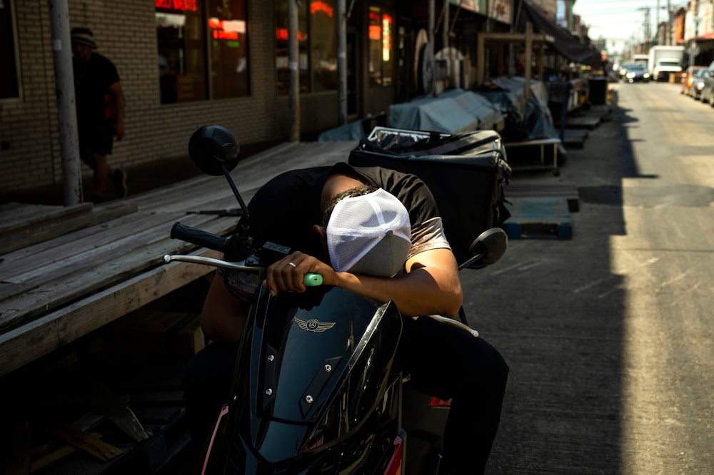 Un conductor de reparto se toma un descanso a la sombra durante las altas temperaturas en Filadelfia el pasado mes de junio, donde las elevadas temperaturas afectan la fisiología humana. Fotógrafo: Joe Lamberti/Bloomberg Un conductor de reparto se toma un descanso a la sombra durante las altas temperaturas en Filadelfia el pasado mes de junio, donde las elevadas temperaturas afectan la fisiología humana. Fotógrafo: Joe Lamberti/Bloomberg