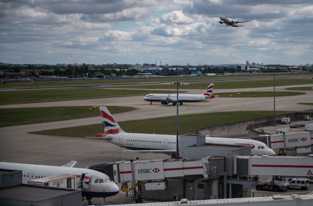 Avión de pasajeros, operado por British Airways, una unidad de International Consolidated Airlines Group SA (IAG), en la pista del Aeropuerto de Londres. Avión de pasajeros, operado por British Airways, una unidad de International Consolidated Airlines Group SA (IAG), en la pista del Aeropuerto de Londres.