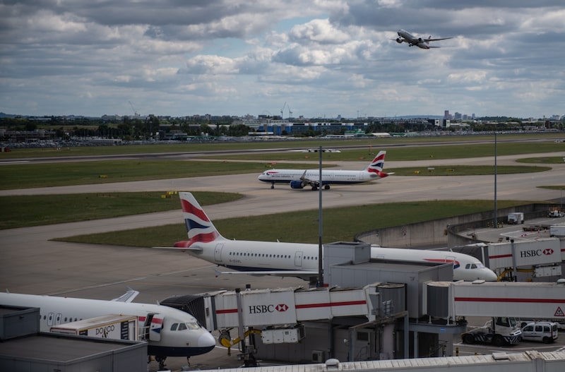 Aviones de pasajeros operados por British Airways, una unidad de International Consolidated Airlines Group SA (IAG), en el aeropuerto Heathrow en Londres el 13 de junio de 2022. Aviones de pasajeros operados por British Airways, una unidad de International Consolidated Airlines Group SA (IAG), en el aeropuerto Heathrow en Londres el 13 de junio de 2022.