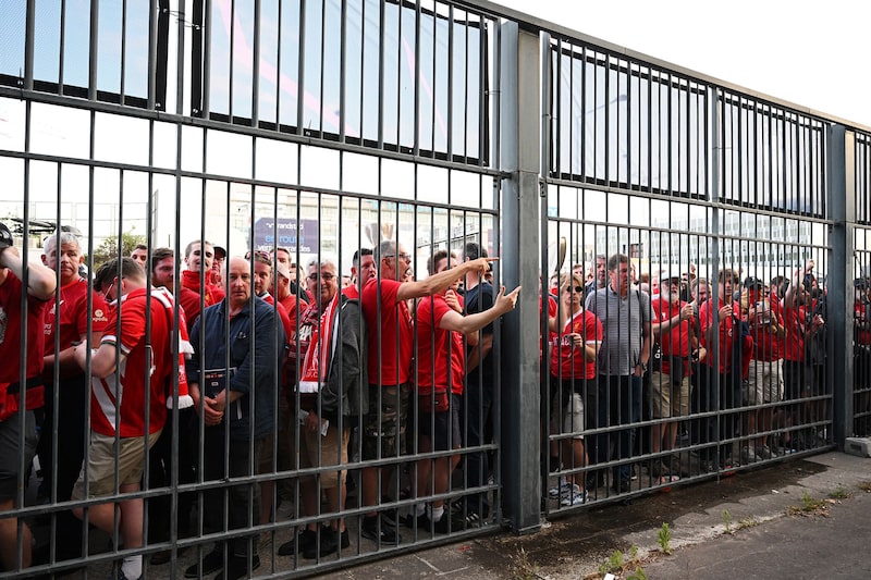 Fanáticos del Liverpool hacen fila fuera del estadio donde se disputó la final de la máxima competición del fútbol europeo de clubes Fanáticos del Liverpool hacen fila fuera del estadio donde se disputó la final de la máxima competición del fútbol europeo de clubes