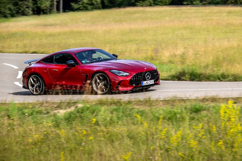 Para colunista da Bloomberg News, o AMG GT se aproxima do Porsche 911 Turbo S, mas tem um preço mais baixo Para colunista da Bloomberg News, o AMG GT se aproxima do Porsche 911 Turbo S, mas tem um preço mais baixo