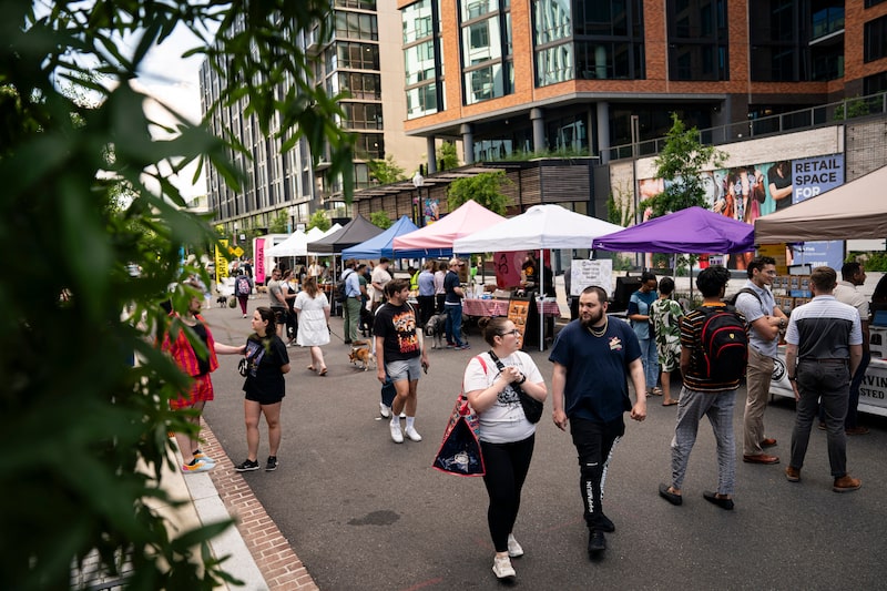 Shoppers Ahead Of US Personal Consumption Expenditures Price Index Figures Release Shoppers Ahead Of US Personal Consumption Expenditures Price Index Figures Release