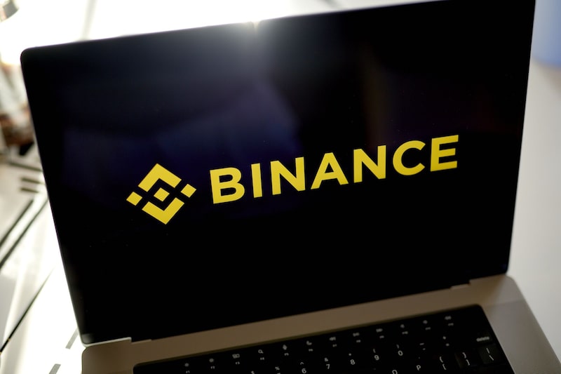 El logotipo de Binance en un ordenador portátil. El logotipo de Binance en un ordenador portátil.