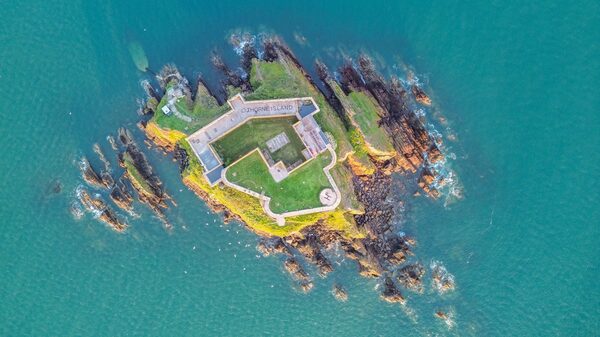 De ruina militar a refugio de lujo: empresario vende isla de Gales por US$3,9 millones De ruina militar a refugio de lujo: empresario vende isla de Gales por US$3,9 millones