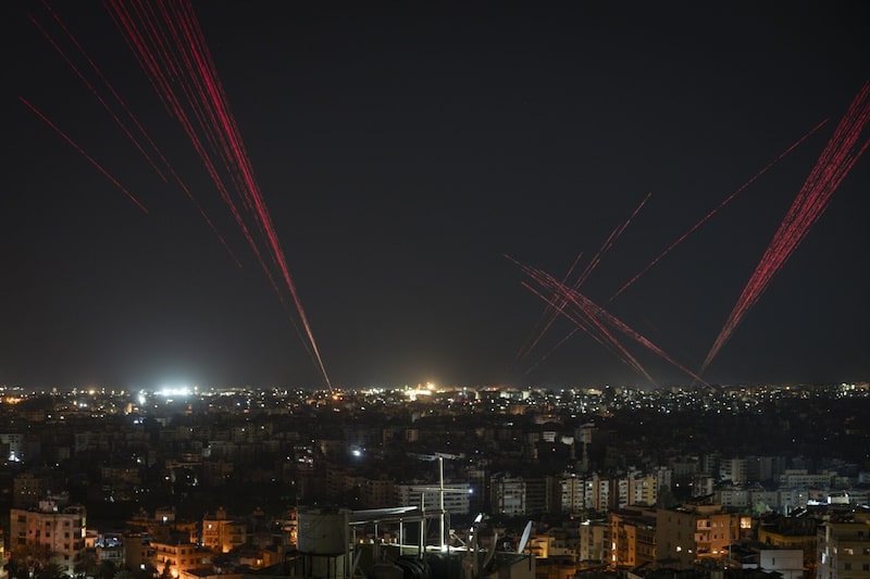 La gente dispara al aire para celebrar el alto el fuego entre Israel y Hezbolá en Beirut, el 16 de abril. Fotógrafo: Adri Salido/Getty Images La gente dispara al aire para celebrar el alto el fuego entre Israel y Hezbolá en Beirut, el 16 de abril. Fotógrafo: Adri Salido/Getty Images