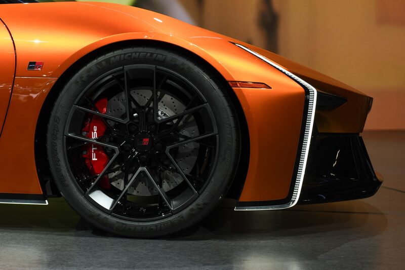 Close da roda dianteira de um carro laranja Close da roda dianteira de um carro laranja