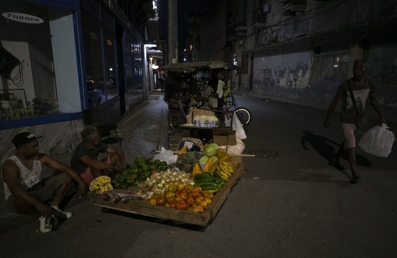 Los cubanos viven entre apagones, hambre e indignación Los cubanos viven entre apagones, hambre e indignación