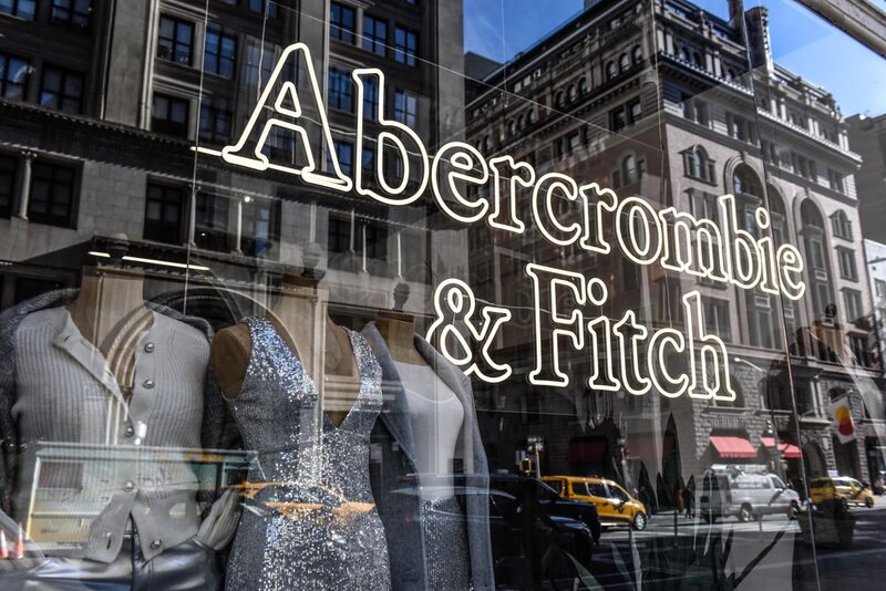Loja da Abercrombie & Fitch em Nova York: marca de moda popular entre jovens nos anos 2010 parece voltar a ganhar relevância Loja da Abercrombie & Fitch em Nova York: marca de moda popular entre jovens nos anos 2010 parece voltar a ganhar relevância