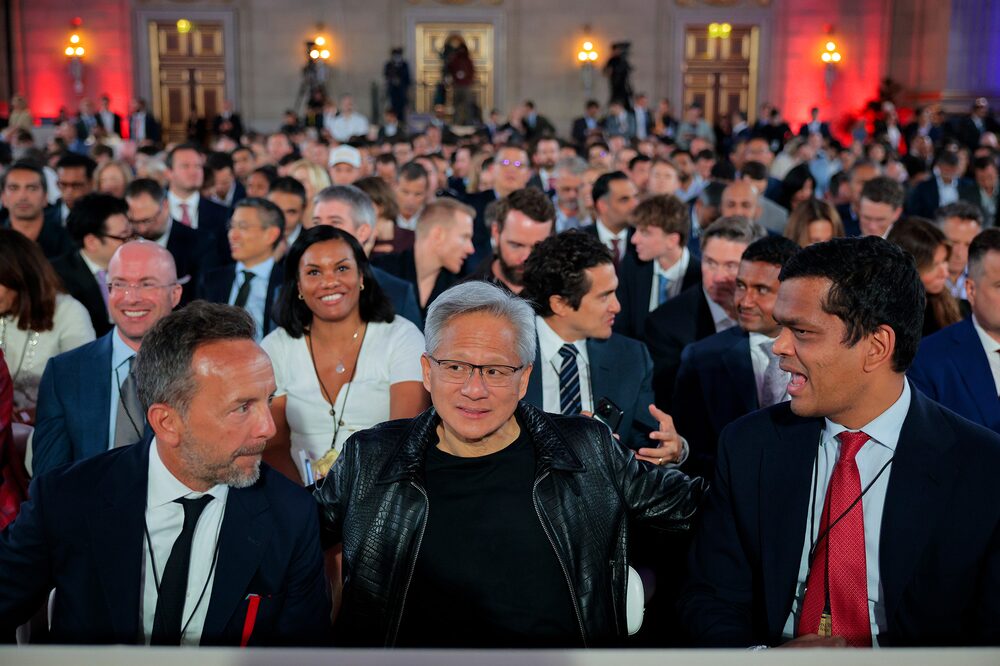 Jensen Huang, en el centro, asistió el miércoles a la cumbre "Ganar la carrera de la IA". Jensen Huang, en el centro, asistió el miércoles a la cumbre "Ganar la carrera de la IA".