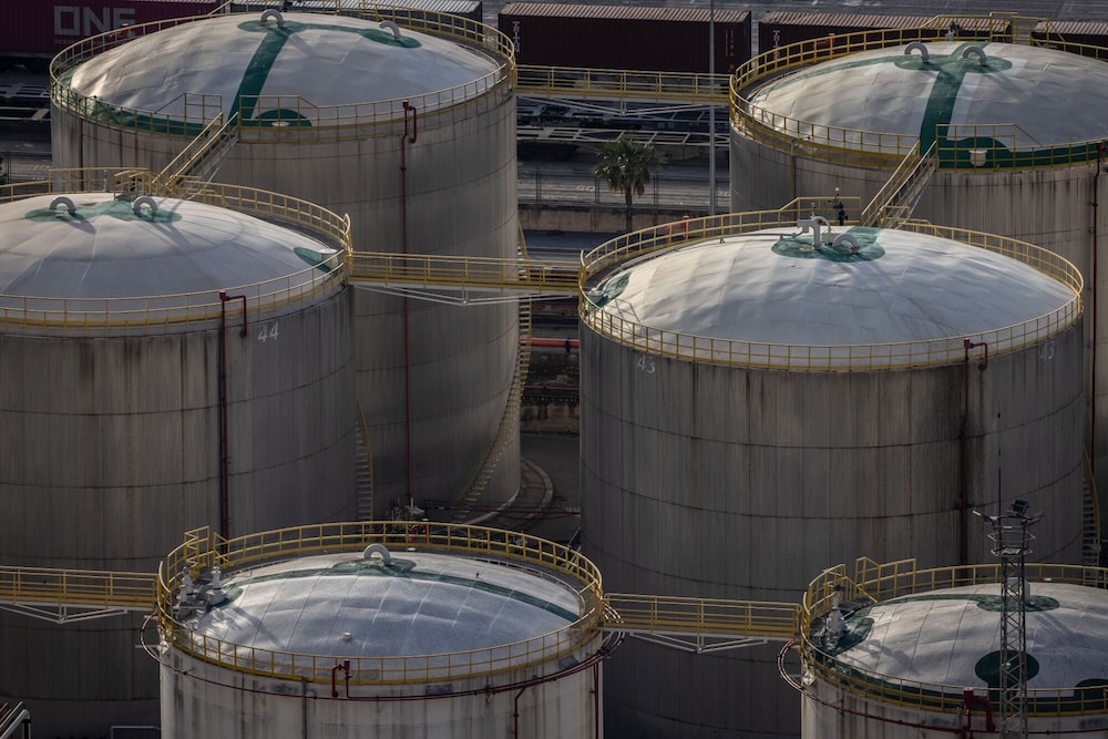 Tanques de almacenamiento de petróleo. Tanques de almacenamiento de petróleo.