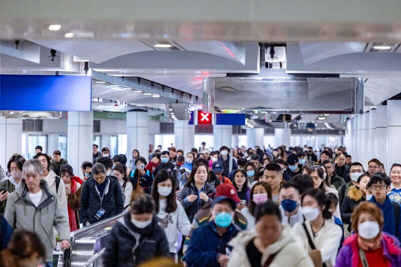 Estação em Hong Kong com turistas em trânsito por causa do Ano Novo chinês (Foto: Paul Yeung/Bloomberg) Estação em Hong Kong com turistas em trânsito por causa do Ano Novo chinês (Foto: Paul Yeung/Bloomberg)