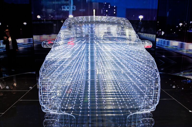 Instalación luminosa en forma de auto Instalación luminosa en forma de auto