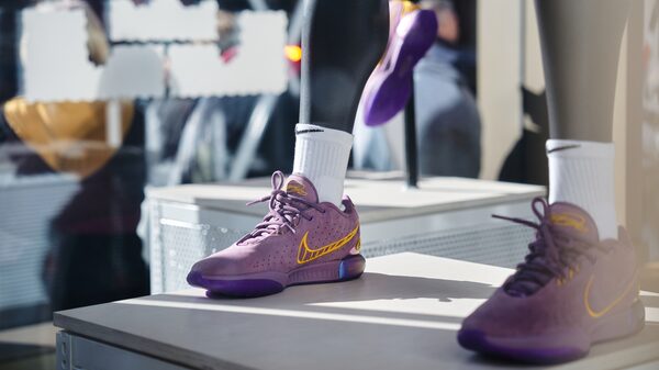 Nike quiere ahorrar US$2.000 millones en costos por la caída de sus ventas en China Nike quiere ahorrar US$2.000 millones en costos por la caída de sus ventas en China