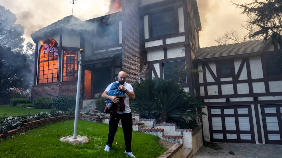 Autoridades de Los Ángeles evacúan a algunos residentes mientras se acerca fuerte tormenta Autoridades de Los Ángeles evacúan a algunos residentes mientras se acerca fuerte tormenta