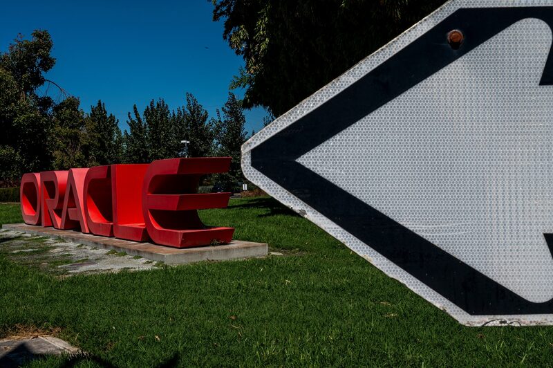 Cartel fuera de las oficinas de Oracle en Redwood City, California.
Fotógrafo: David Paul Morris/Bloomberg Cartel fuera de las oficinas de Oracle en Redwood City, California.
Fotógrafo: David Paul Morris/Bloomberg