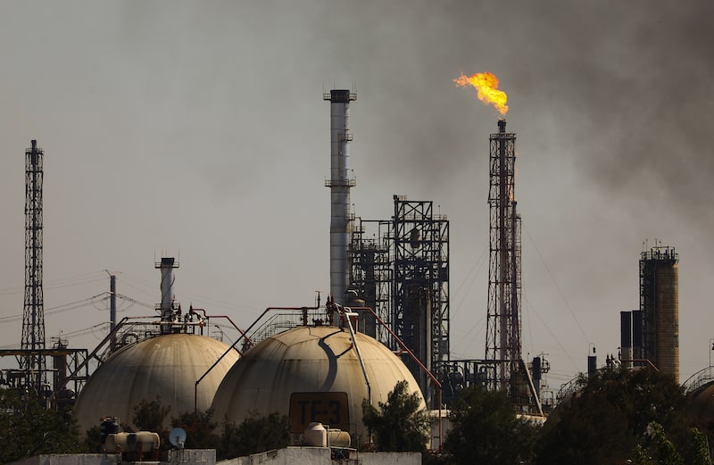 Vista de una parte de la refinería de Pemex en Salamanca, Guanajuato, el lunes 19 de diciembre de 2022. Vista de una parte de la refinería de Pemex en Salamanca, Guanajuato, el lunes 19 de diciembre de 2022.