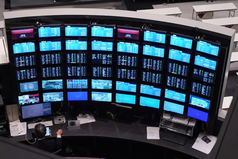 Un empleado trabaja en la Bolsa de Tokio (TSE), operada por Japan Exchange Group Inc. (JPX), en Tokio, Japón, el jueves 13 de enero de 2022. Fotógrafo: Toru Hanai/Bloomberg Un empleado trabaja en la Bolsa de Tokio (TSE), operada por Japan Exchange Group Inc. (JPX), en Tokio, Japón, el jueves 13 de enero de 2022. Fotógrafo: Toru Hanai/Bloomberg