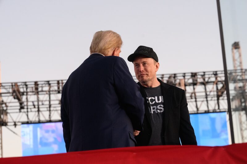 Investidores apostam que a montadora dirigida por Elon Musk será uma grande beneficiária do retorno do republicano à Casa Branca Investidores apostam que a montadora dirigida por Elon Musk será uma grande beneficiária do retorno do republicano à Casa Branca