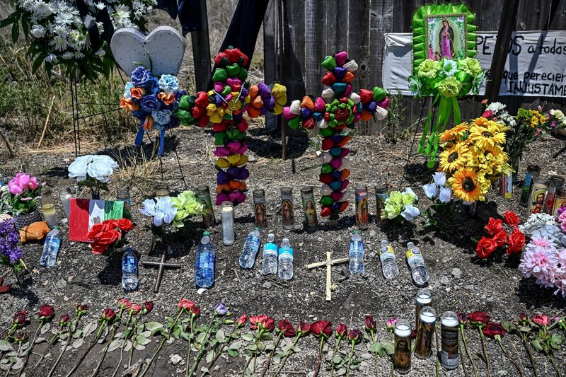Botellas de agua se guardan en un monumento improvisado en el lugar donde se descubrió un tractor-remolque con migrantes dentro, en las afueras de San Antonio, Texas, el 29 de junio de 2022. Fotógrafo: Chandan Khanna/AFP/Getty Images Botellas de agua se guardan en un monumento improvisado en el lugar donde se descubrió un tractor-remolque con migrantes dentro, en las afueras de San Antonio, Texas, el 29 de junio de 2022. Fotógrafo: Chandan Khanna/AFP/Getty Images