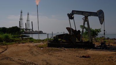 Precios del petróleo caen ligeramente tras ataque a Venezuela, mientras persiste expectativa de sobreoferta Precios del petróleo caen ligeramente tras ataque a Venezuela, mientras persiste expectativa de sobreoferta