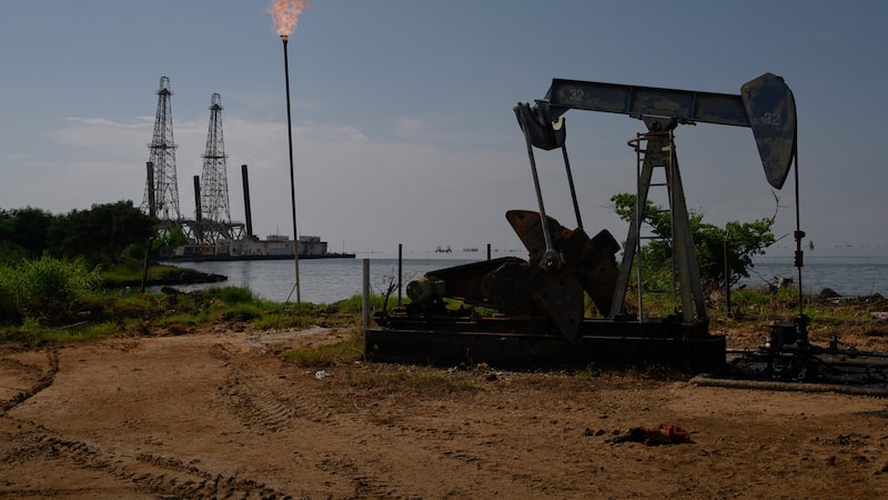 Precios del petróleo caen ligeramente tras ataque a Venezuela, mientras persiste expectativa de sobreoferta Precios del petróleo caen ligeramente tras ataque a Venezuela, mientras persiste expectativa de sobreoferta