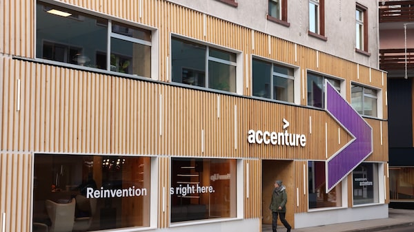 Accenture decide promover 50.000 funcionários no mundo em momento desafiador Accenture decide promover 50.000 funcionários no mundo em momento desafiador