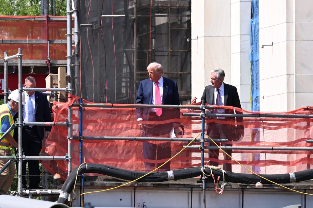Trump e Jerome Powell visitam a construção de prédio do Federal Reserve em 24 de julho (Foto: Alex Wroblewski/Bloomberg) Trump e Jerome Powell visitam a construção de prédio do Federal Reserve em 24 de julho (Foto: Alex Wroblewski/Bloomberg)