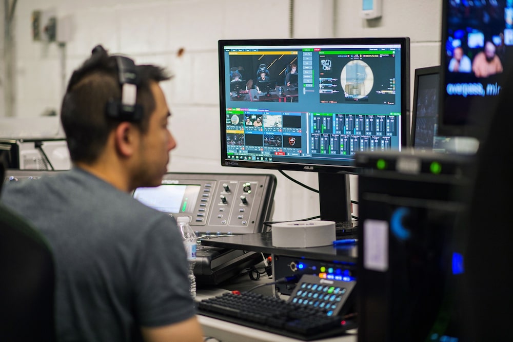 Un empleado trabaja en la sala de control y repetición durante un torneo de esports de Counter-Strike: Global Offensive (CS:GO) de Valve Corp. en el Gaming Stadium de Vancouver, Columbia Británica. Un empleado trabaja en la sala de control y repetición durante un torneo de esports de Counter-Strike: Global Offensive (CS:GO) de Valve Corp. en el Gaming Stadium de Vancouver, Columbia Británica.