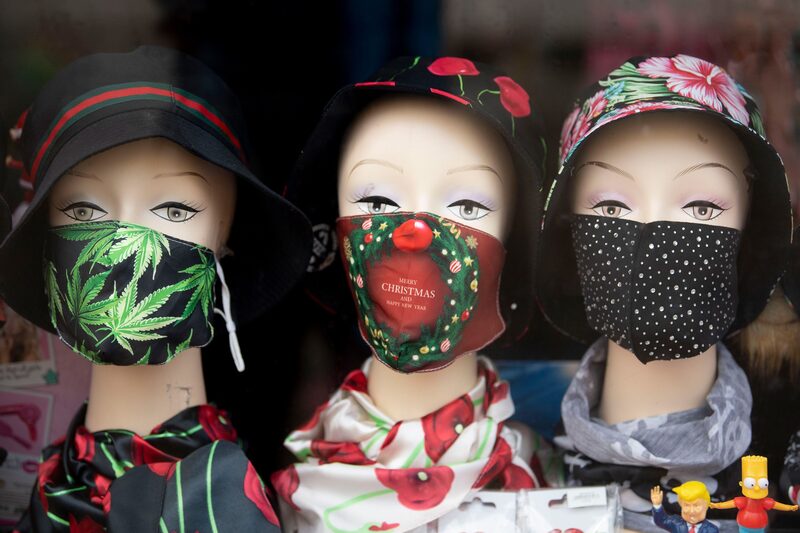 Las mascarillas de tela pueden no ser suficientes para contrarrestar la variante ómicron. Las mascarillas de tela pueden no ser suficientes para contrarrestar la variante ómicron.