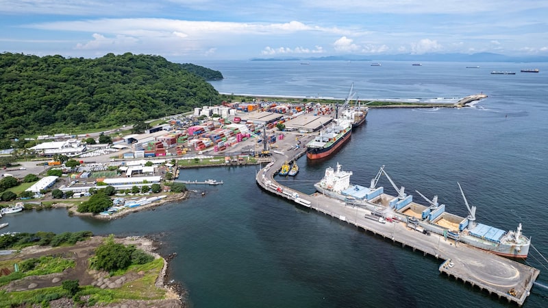 Vista de Puerto Caldera, en Costa Rica. Vista de Puerto Caldera, en Costa Rica.