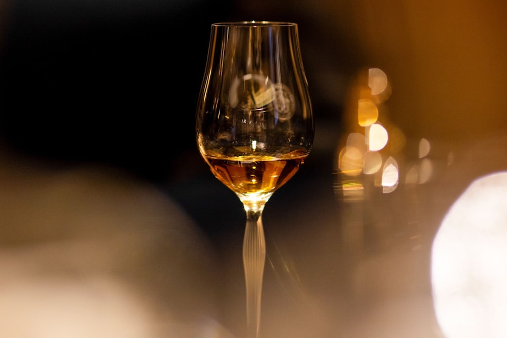 Un hermosa baraja de concteles le brinda todas las mezclas para los amantes del whisky . Fotógrafo: Emily Macinnes/Bloomberg Un hermosa baraja de concteles le brinda todas las mezclas para los amantes del whisky . Fotógrafo: Emily Macinnes/Bloomberg