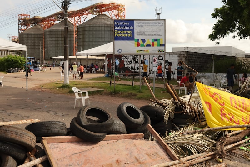 Una carretera bloqueada mientras manifestantes indígenas acampan frente a la terminal cerealera de Cargill, junto a los ríos Tapajós y Amazonas, en Santarém, estado de Pará, Brasil, el 9 de febrero. Fotógrafo: Raimundo Pacco/Bloomberg. Una carretera bloqueada mientras manifestantes indígenas acampan frente a la terminal cerealera de Cargill, junto a los ríos Tapajós y Amazonas, en Santarém, estado de Pará, Brasil, el 9 de febrero. Fotógrafo: Raimundo Pacco/Bloomberg.