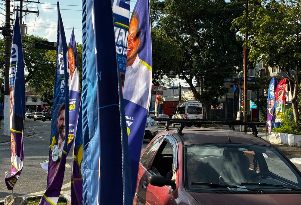 Bandeiras de candidatos se enfileiram em canteiro central de São Paulo; como a Lei das Eleições proíbe outdoor, tribunais podem mandar retirar peças em sequência que formem o efeito visual de um painel único Bandeiras de candidatos se enfileiram em canteiro central de São Paulo; como a Lei das Eleições proíbe outdoor, tribunais podem mandar retirar peças em sequência que formem o efeito visual de um painel único
