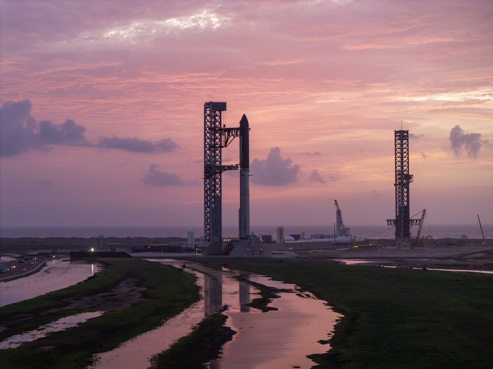 La plataforma de lanzamiento de Starship en Starbase, Texas, antes del decimotercer vuelo de prueba del cohete de SpaceX. La plataforma de lanzamiento de Starship en Starbase, Texas, antes del decimotercer vuelo de prueba del cohete de SpaceX.