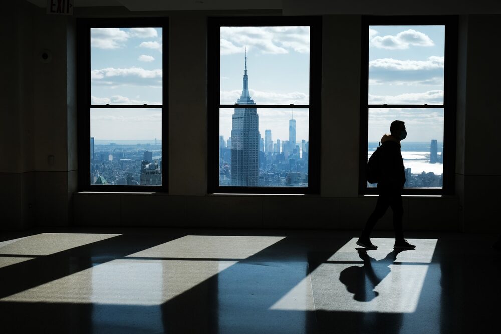 Vista do Empire State Building a partir de um escritório vazio em Manhattan: setor imobiliário está sob o risco de alta da inadimplência (Spencer Platt/Getty Images) Vista do Empire State Building a partir de um escritório vazio em Manhattan: setor imobiliário está sob o risco de alta da inadimplência (Spencer Platt/Getty Images)