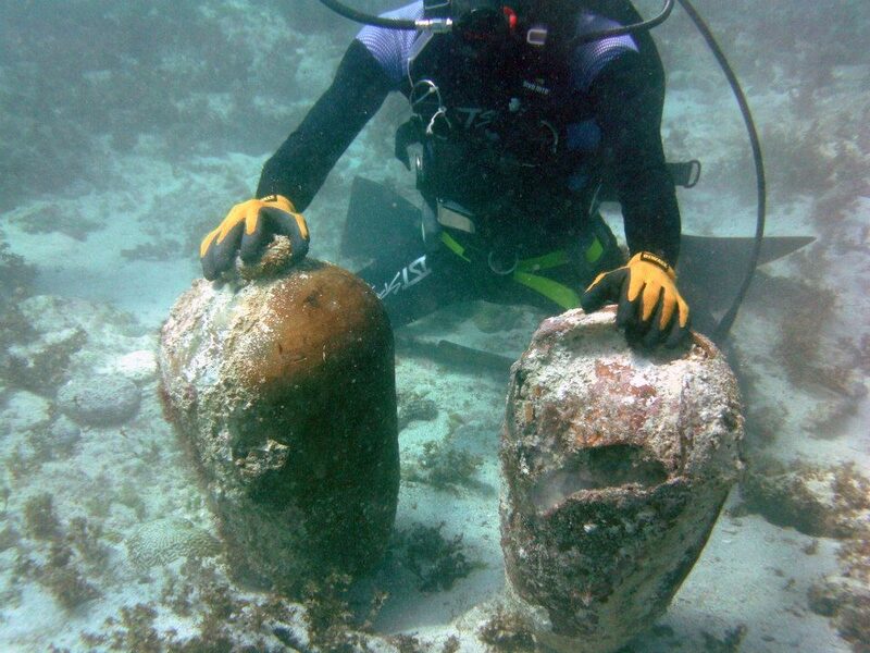 Buzo sosteniendo dos ánforas o "jarras de aceitunas", en República Dominicana, el 15 de febrero de 2023. Buzo sosteniendo dos ánforas o "jarras de aceitunas", en República Dominicana, el 15 de febrero de 2023.