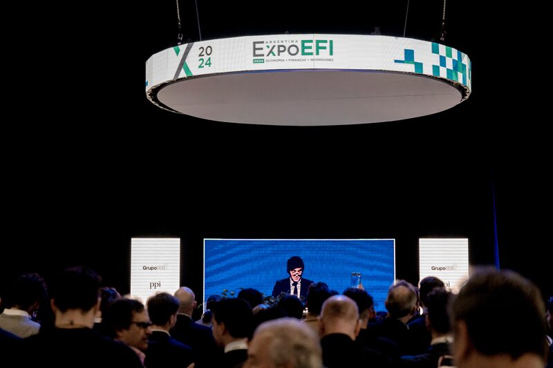 Javier Milei, presidente de Argentina, aparece en una pantalla durante el Congreso Económico Argentino en la Sociedad Rural de Buenos Aires, Argentina, el miércoles 12 de junio de 2024. Fotógrafa: Anita Pouchard Serra/Bloomberg Javier Milei, presidente de Argentina, aparece en una pantalla durante el Congreso Económico Argentino en la Sociedad Rural de Buenos Aires, Argentina, el miércoles 12 de junio de 2024. Fotógrafa: Anita Pouchard Serra/Bloomberg