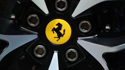 Un Ferrari de carreras de 1962 se subasta por US$51,7 millones, récord mundial Un Ferrari de carreras de 1962 se subasta por US$51,7 millones, récord mundial