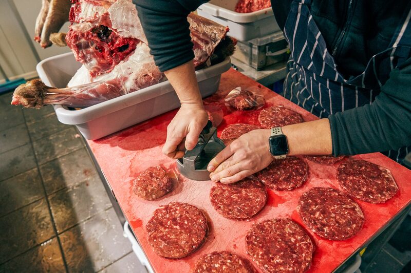 Preços subiram depois que os EUA reduziram compras de carne brasileira por conta das taxas impostas por Donald Trump (Foto: Olivia Harris/Bloomberg)
 Preços subiram depois que os EUA reduziram compras de carne brasileira por conta das taxas impostas por Donald Trump (Foto: Olivia Harris/Bloomberg)