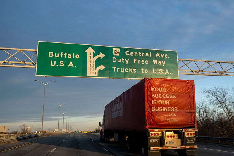 Con más del 75% de las exportaciones canadienses con destino a EE.UU., las amenazas de Trump de imponer aranceles del 25% a los productos canadienses provocaron una subida salvaje del loonie. Con más del 75% de las exportaciones canadienses con destino a EE.UU., las amenazas de Trump de imponer aranceles del 25% a los productos canadienses provocaron una subida salvaje del loonie.