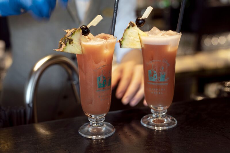 Tragos Singapore Sling en el Raffles Hotel de Singapur Tragos Singapore Sling en el Raffles Hotel de Singapur