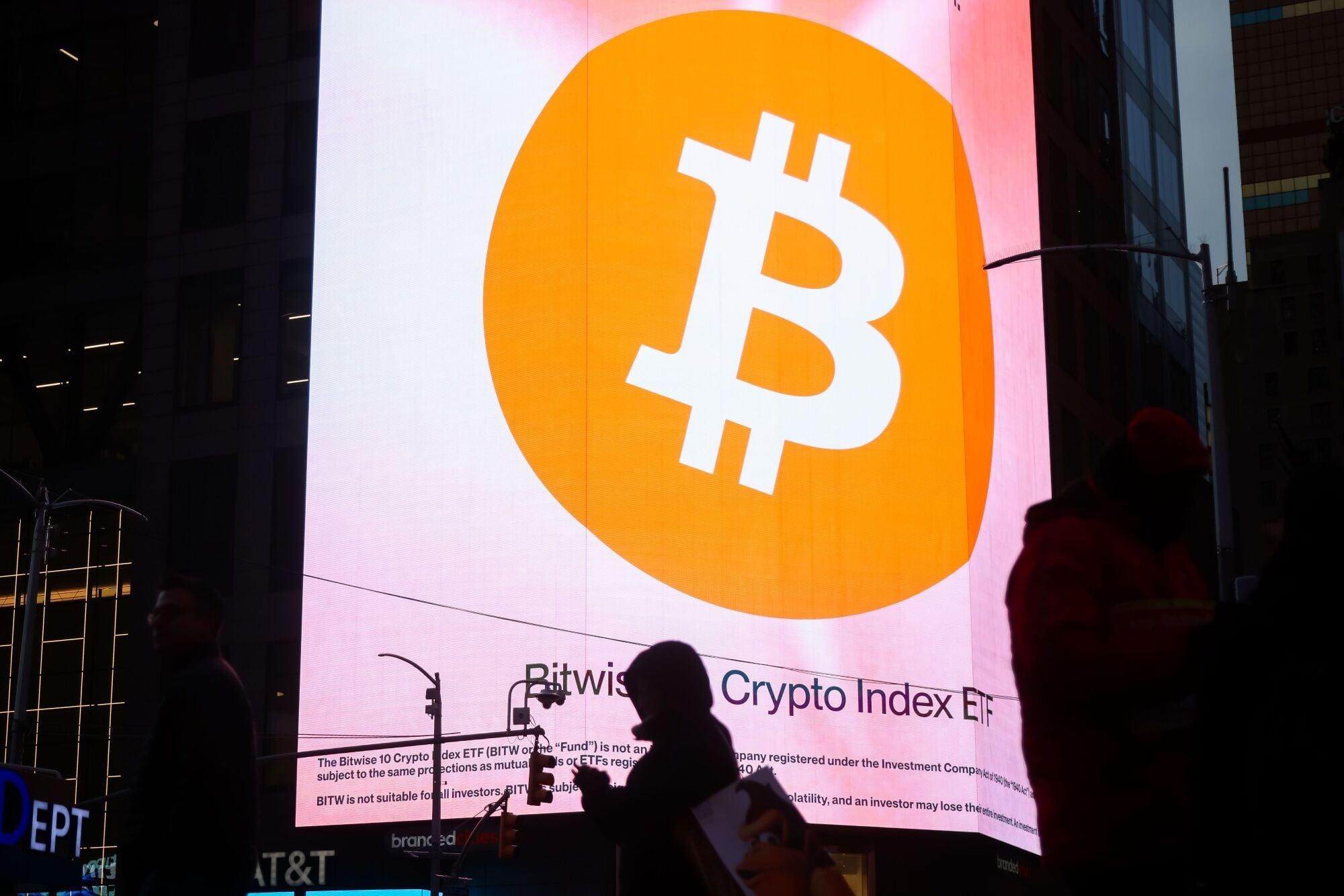 Bitcoin pierde impulso y se encamina a su cuarta pérdida anual