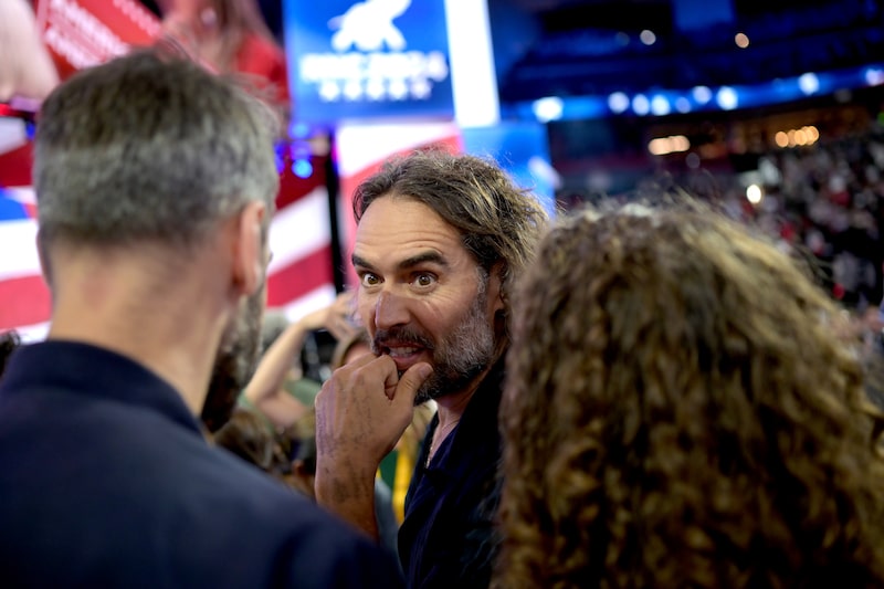 El actor Russell Brand durante la Convención Nacional Republicana (RNC) en el Fiserv Forum de Milwaukee, Wisconsin, Estados Unidos, el jueves 18 de julio de 2024. El actor Russell Brand durante la Convención Nacional Republicana (RNC) en el Fiserv Forum de Milwaukee, Wisconsin, Estados Unidos, el jueves 18 de julio de 2024.
