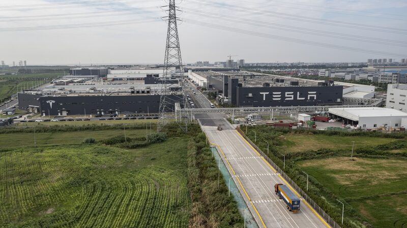 Montadora liderada por Musk registrou sua primeira queda nas remessas anuais de sua fábrica em Xangai desde que a instalação iniciou a produção em massa em 2020, um sinal claro da intensificação da concorrência local e da demanda global morna. Montadora liderada por Musk registrou sua primeira queda nas remessas anuais de sua fábrica em Xangai desde que a instalação iniciou a produção em massa em 2020, um sinal claro da intensificação da concorrência local e da demanda global morna.