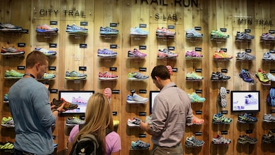Onda da moda outdoor impulsiona as vendas da Amer Sports, dona dos tênis Salomon Onda da moda outdoor impulsiona as vendas da Amer Sports, dona dos tênis Salomon