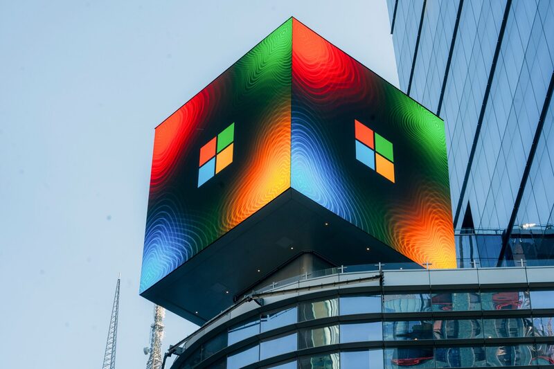 Especialistas alertam que a exploração do SharePoint é uma séria ameaça por sua integração com outros serviços da Microsoft como Office, Teams, OneDrive e Outlook. (Foto: Jeenah Moon/Bloomberg) Especialistas alertam que a exploração do SharePoint é uma séria ameaça por sua integração com outros serviços da Microsoft como Office, Teams, OneDrive e Outlook. (Foto: Jeenah Moon/Bloomberg)