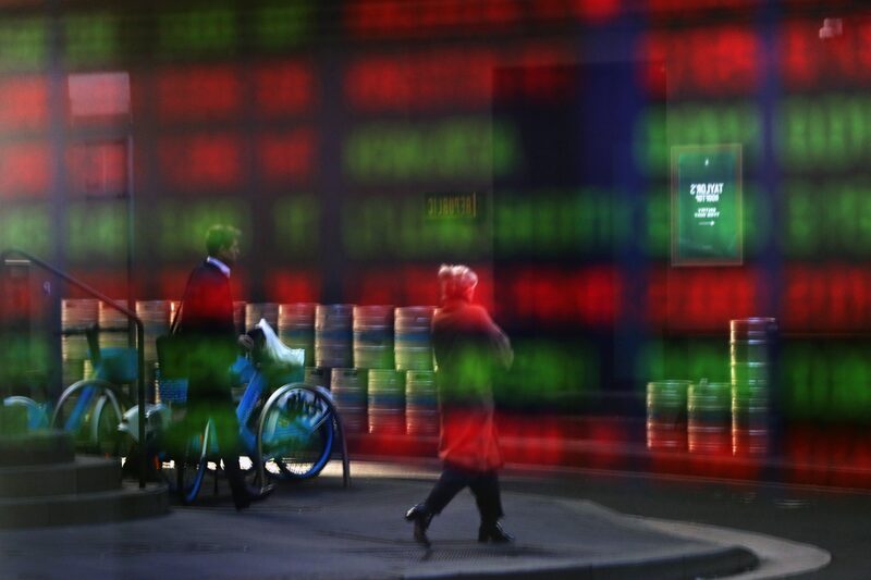 Información bursátil reflejada en una ventana de la Bolsa de Valores de Australia (ASX) en Sídney, Australia, el martes 12 de agosto de 2025. (Lisa Maree Williams/Bloomberg). Información bursátil reflejada en una ventana de la Bolsa de Valores de Australia (ASX) en Sídney, Australia, el martes 12 de agosto de 2025. (Lisa Maree Williams/Bloomberg).