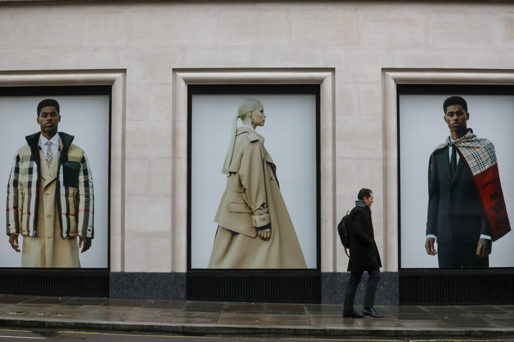 Un peatón pasa junto a los anuncios de la tienda de moda de lujo Burberry Group Plc en Old Bond Street en Londres, Reino Unido, el miércoles 20 de enero de 2021. Fotógrafo: Simon Dawson/Bloomberg Un peatón pasa junto a los anuncios de la tienda de moda de lujo Burberry Group Plc en Old Bond Street en Londres, Reino Unido, el miércoles 20 de enero de 2021. Fotógrafo: Simon Dawson/Bloomberg