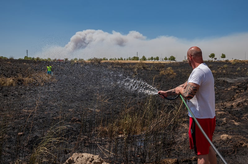 Fogo ‘fora de controle’ leva mais de 300 mil pessoas a fugirem na França e na Espanha Fogo ‘fora de controle’ leva mais de 300 mil pessoas a fugirem na França e na Espanha
