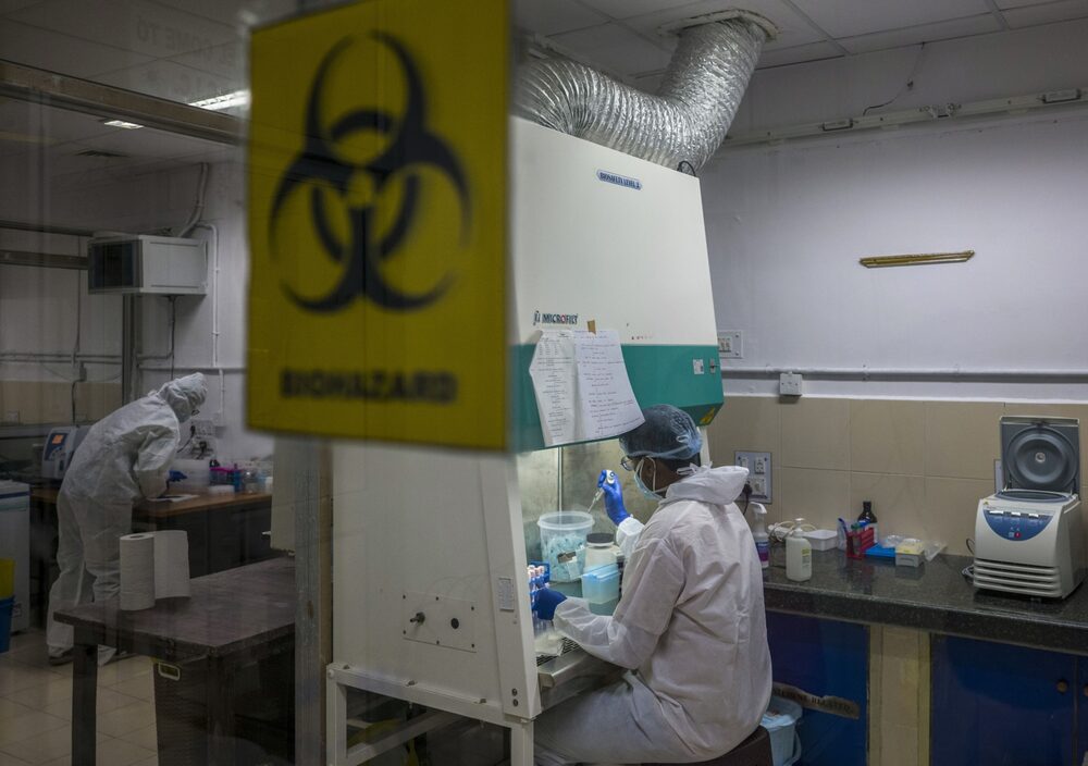 Los técnicos extraen el ARN de las muestras de virus en el Laboratorio de Diagnóstico Molecular Covid-19 de la Universidad Sant Gadge Baba Amravati, que envió las muestras a otro laboratorio de Pune para la secuenciación del genoma. Fotógrafo: Anindito Mukherjee/Bloomberg Los técnicos extraen el ARN de las muestras de virus en el Laboratorio de Diagnóstico Molecular Covid-19 de la Universidad Sant Gadge Baba Amravati, que envió las muestras a otro laboratorio de Pune para la secuenciación del genoma. Fotógrafo: Anindito Mukherjee/Bloomberg
